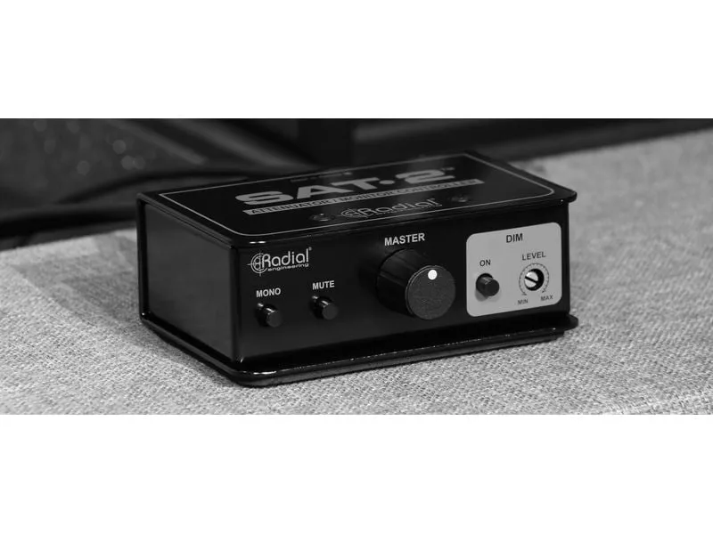 Radial SAT-2 Passiver Stereo-Signalabschwächer und Monitorcontroller Radial SAT-2 Passiver Stereo-Signalabschwächer und Monitorcontroller