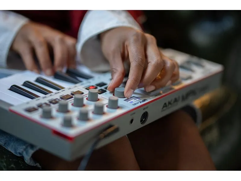 Akai Keyboard Controller MPK Mini IV Weiss Akai Keyboard Controller MPK Mini IV Weiss