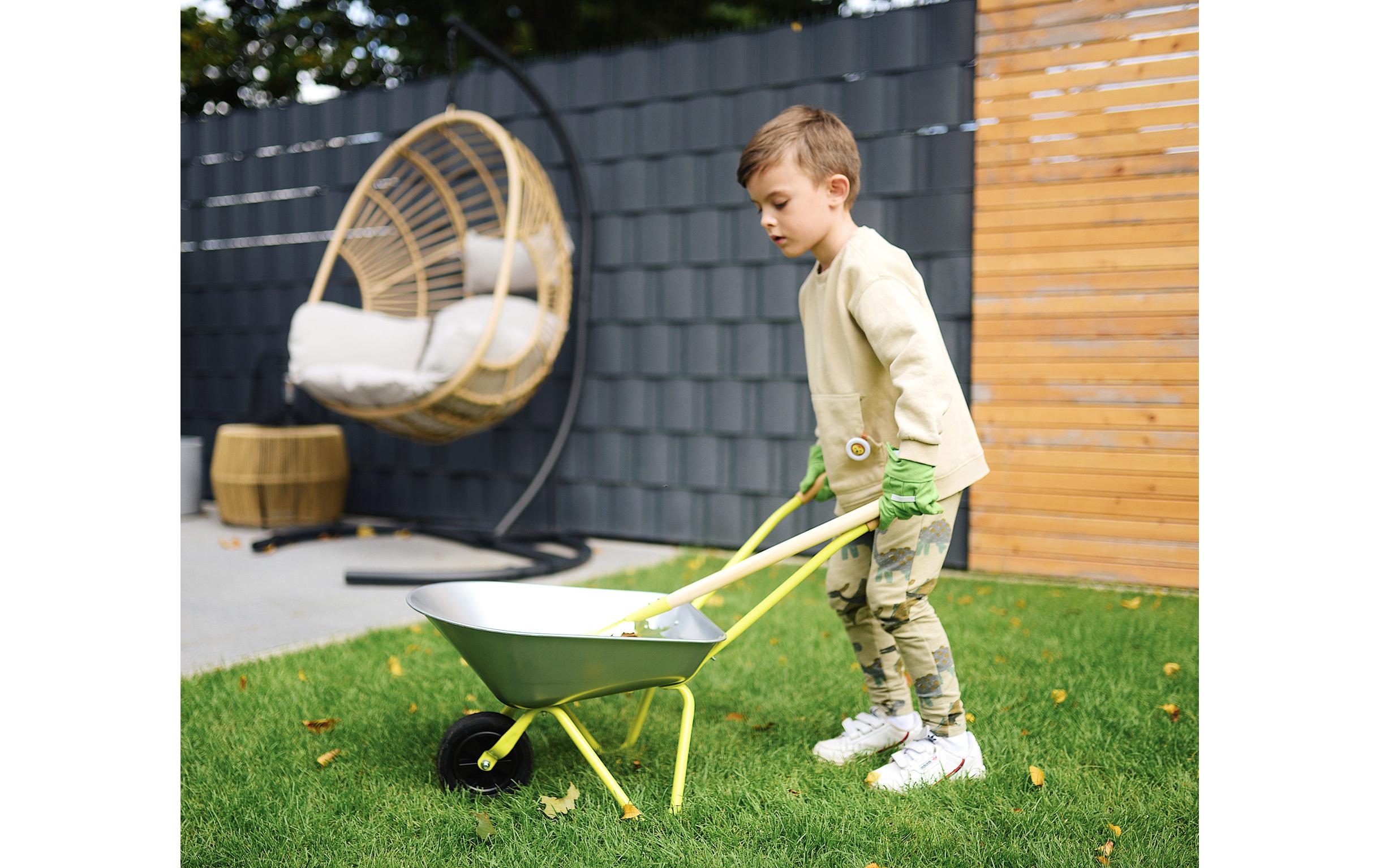 small foot Schubkarre mit Gartenwerkzeug