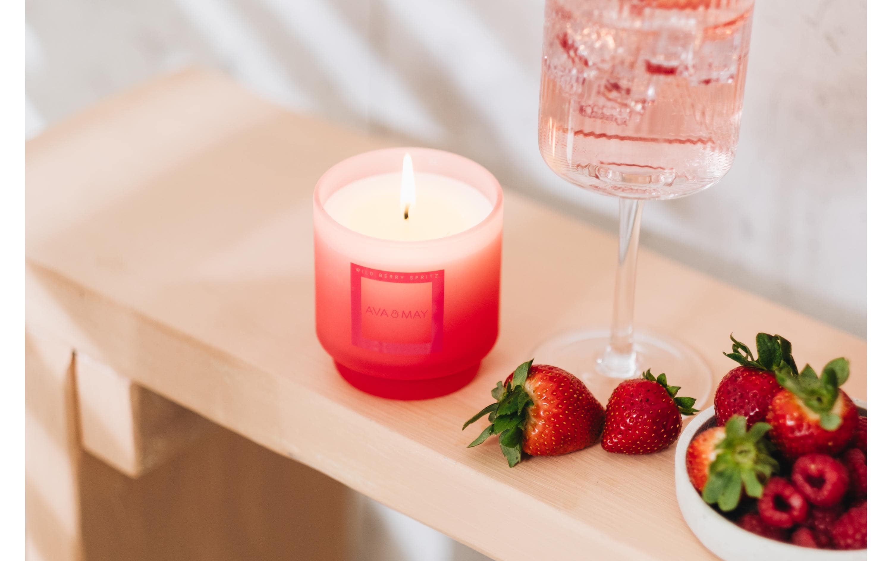 AVA & MAY Wild Berry Spritz Duftkerze 200 g