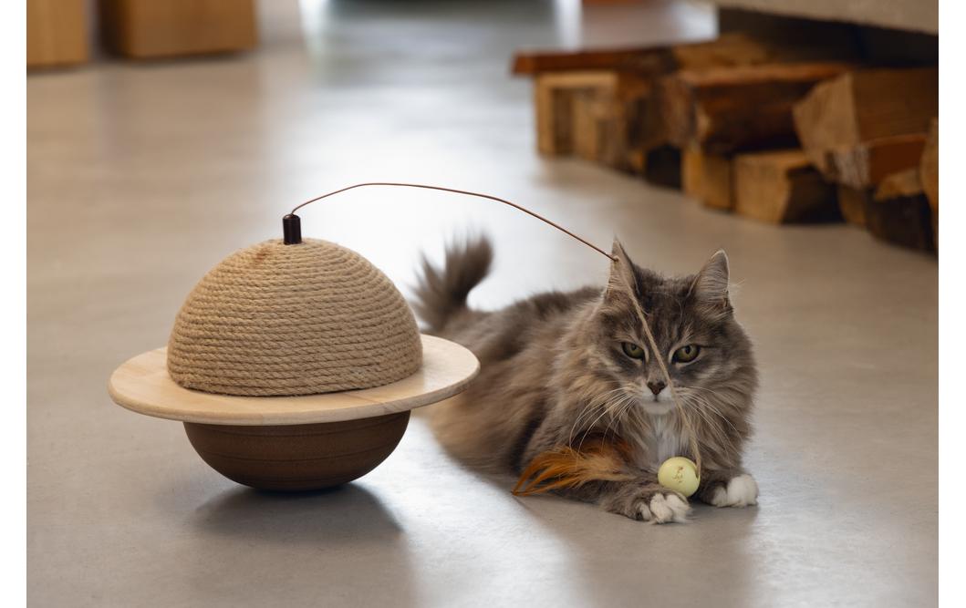 Designed by Lotte Kratzball Holz/Jute 29,5 x 29,5 x 20 cm