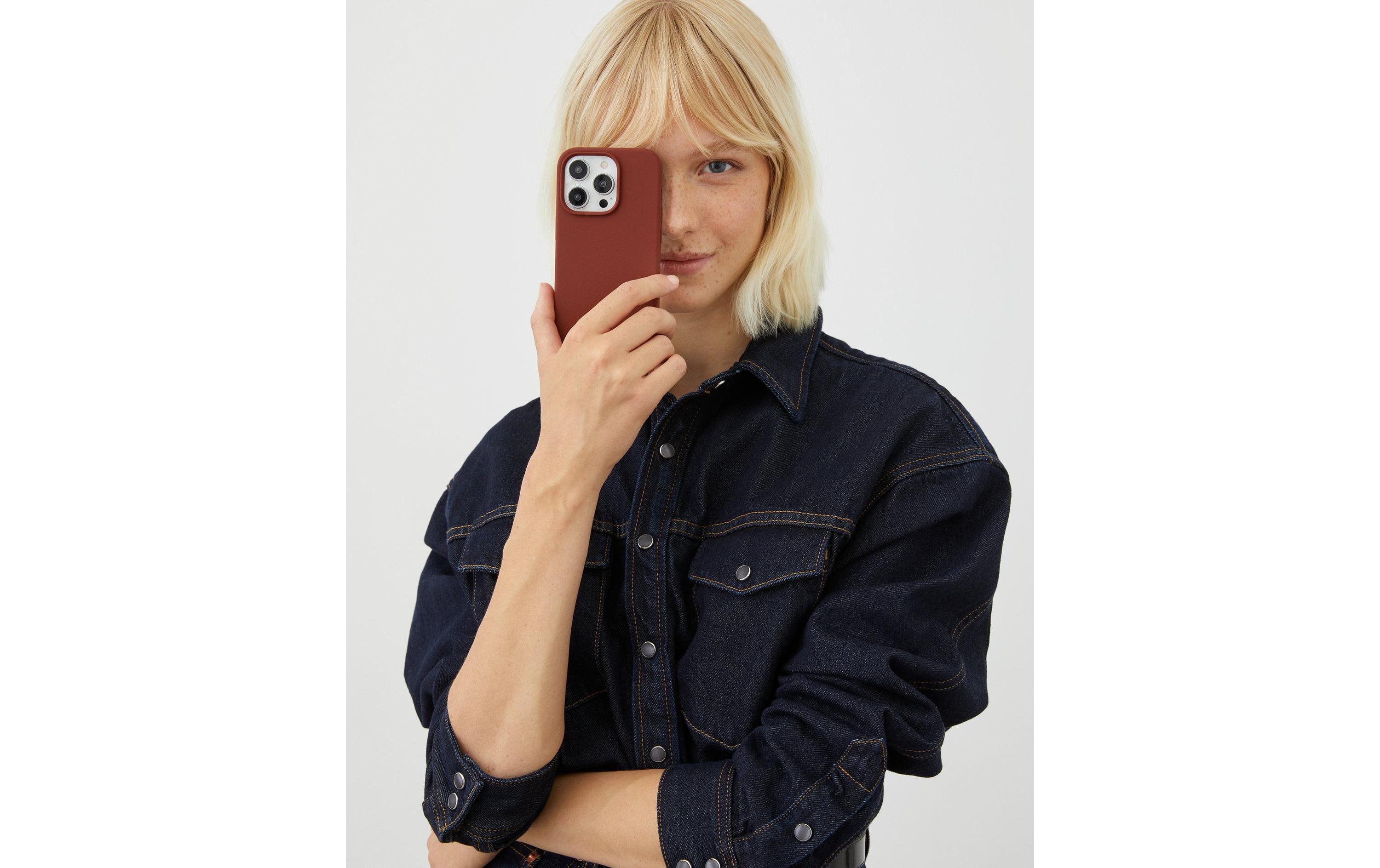 Ideal of Sweden Back Cover Silicone iPhone 15 Plus Dark Amber