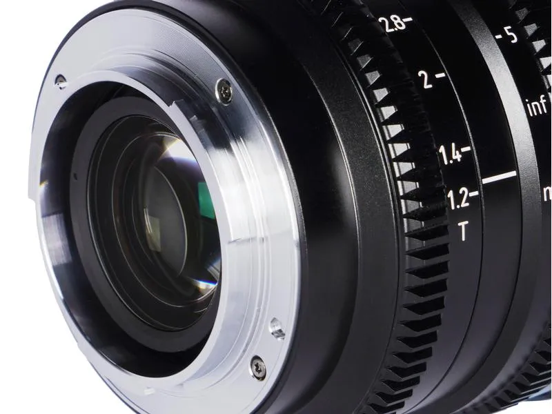 Sirui Festbrennweite Nightwalker 35 mm T1.2 S35 – Canon RF Sirui Festbrennweite Nightwalker 35 mm T1.2 S35 – Canon RF