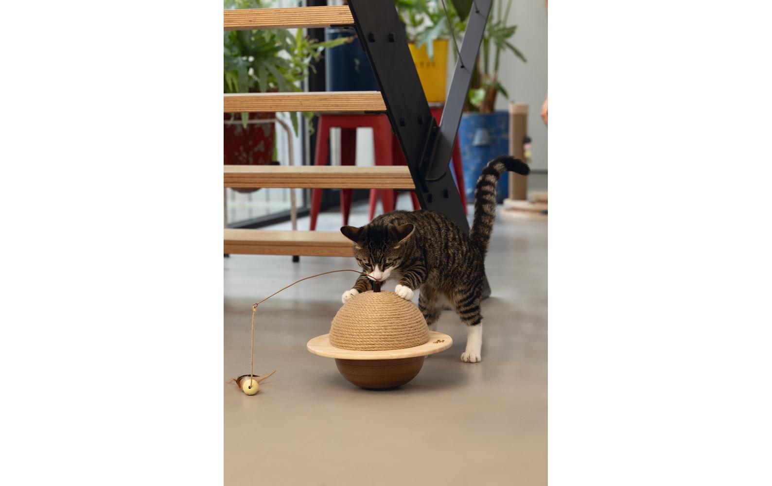 Designed by Lotte Kratzball Holz/Jute 29,5 x 29,5 x 20 cm