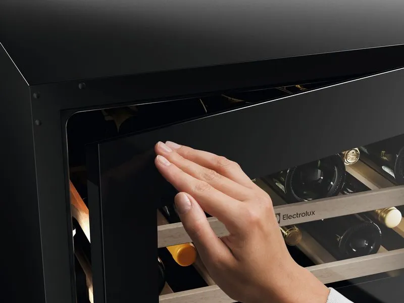 Electrolux Weinkühlschrank WKF8GL20S 40 Flaschen, Schwarz