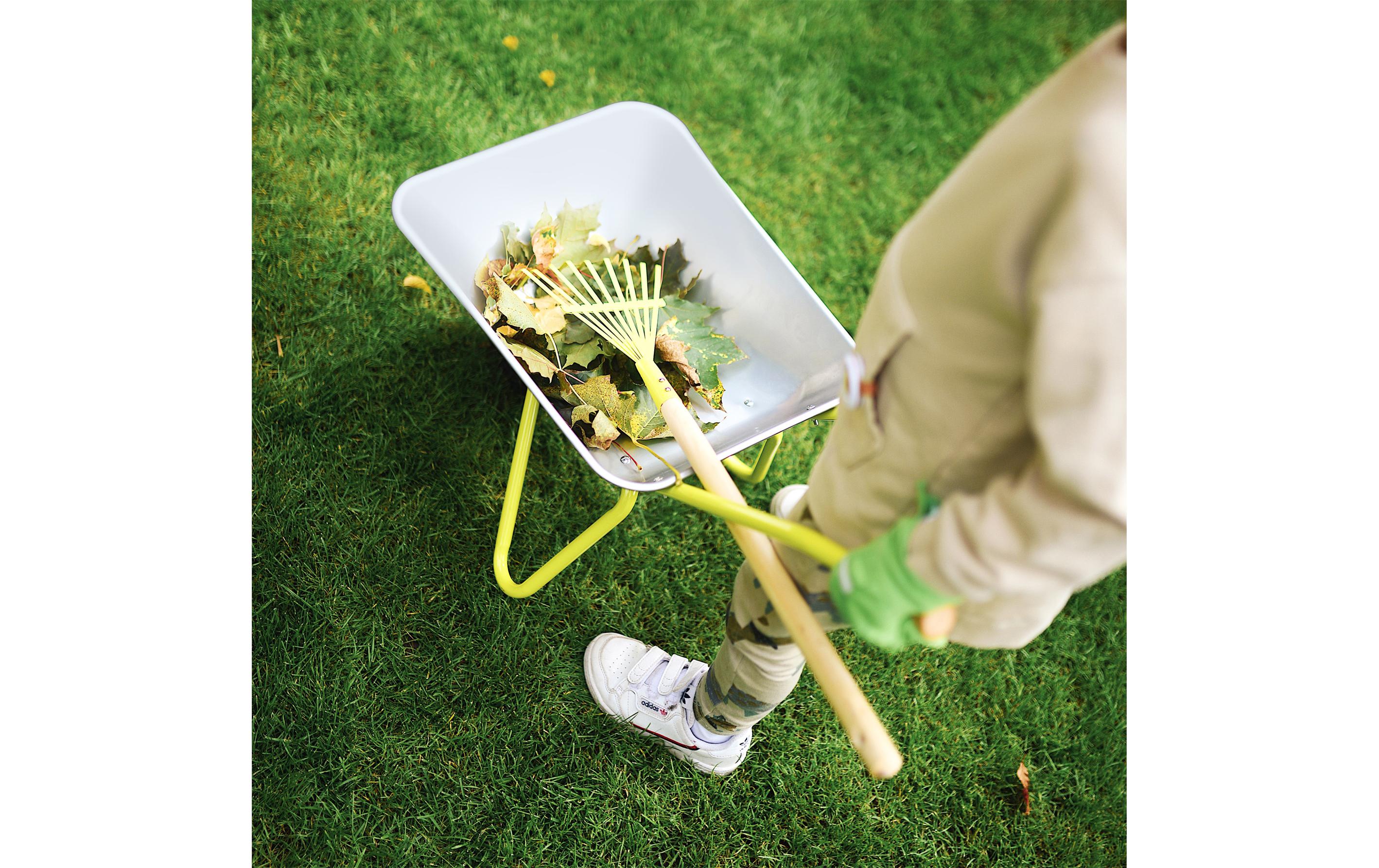 small foot Schubkarre mit Gartenwerkzeug