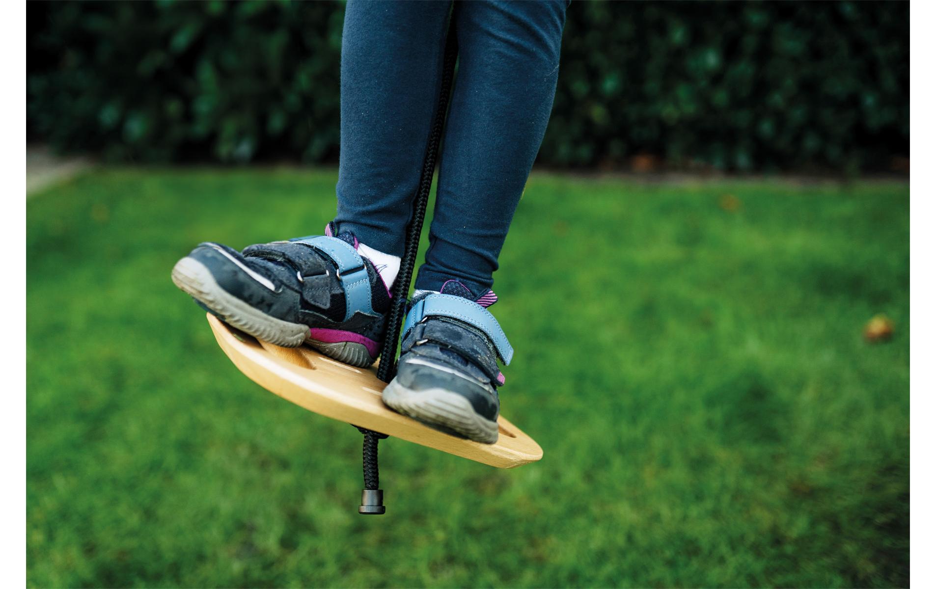 small foot Tellerschaukel mit Griffen: «Black Line»