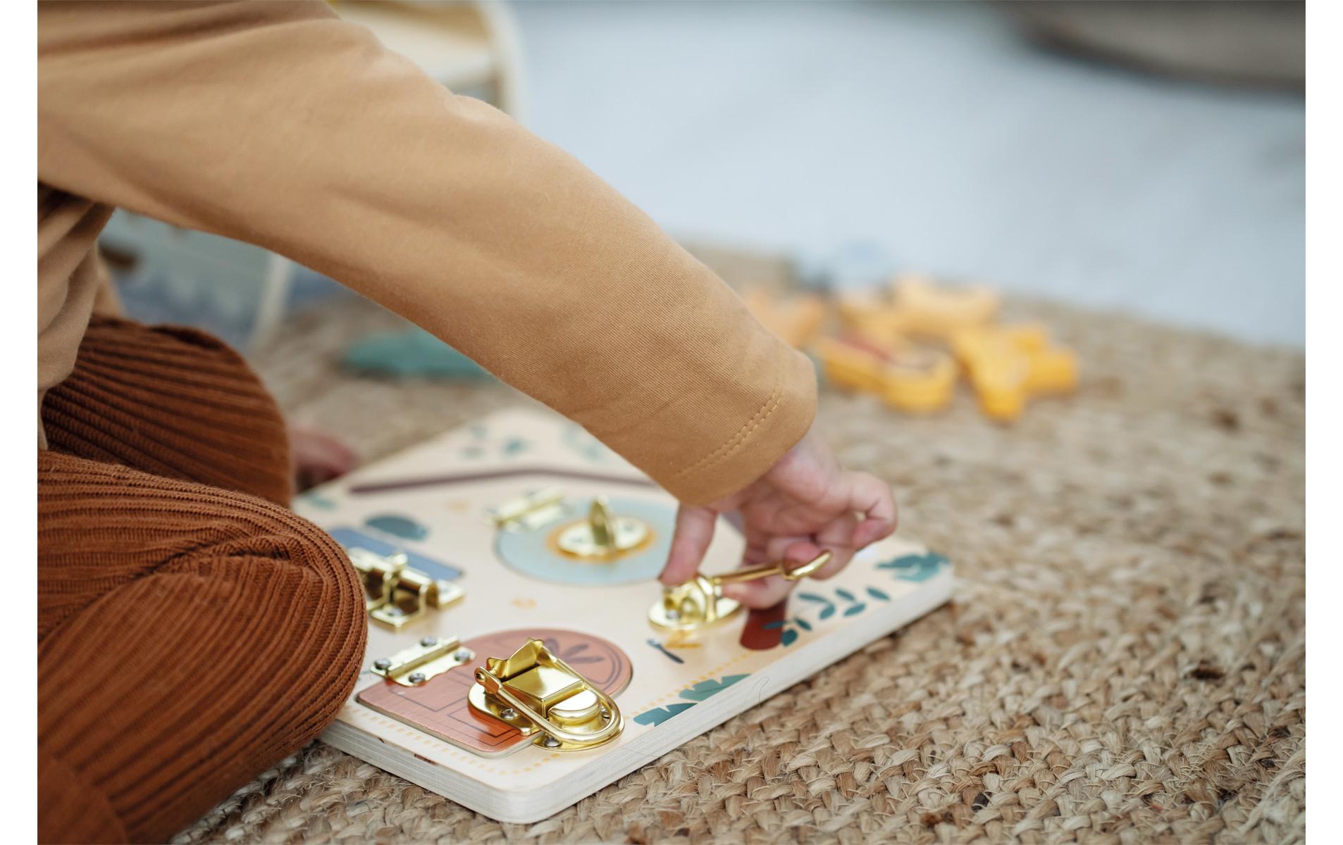 small foot Motorikbrett Schloss und Riegel «Safari»