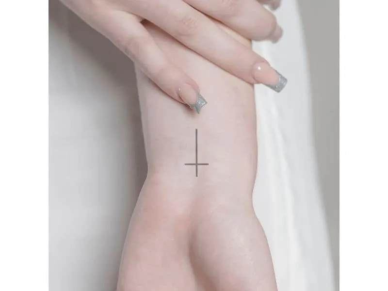 minink Tattoo kleines Kreuz Grösse: S (2.0 cm x 4.0 cm)