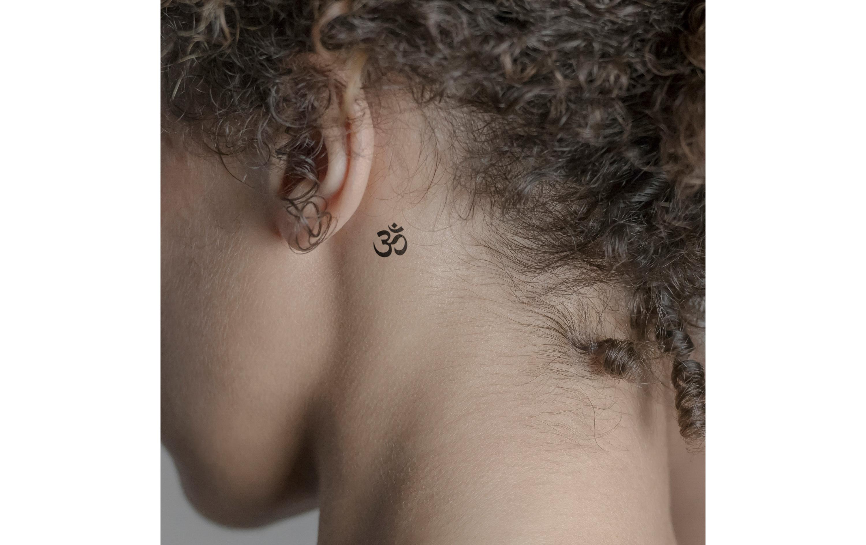 minink Tattoo Om Grösse: S (1.5 cm x 1.6 cm)