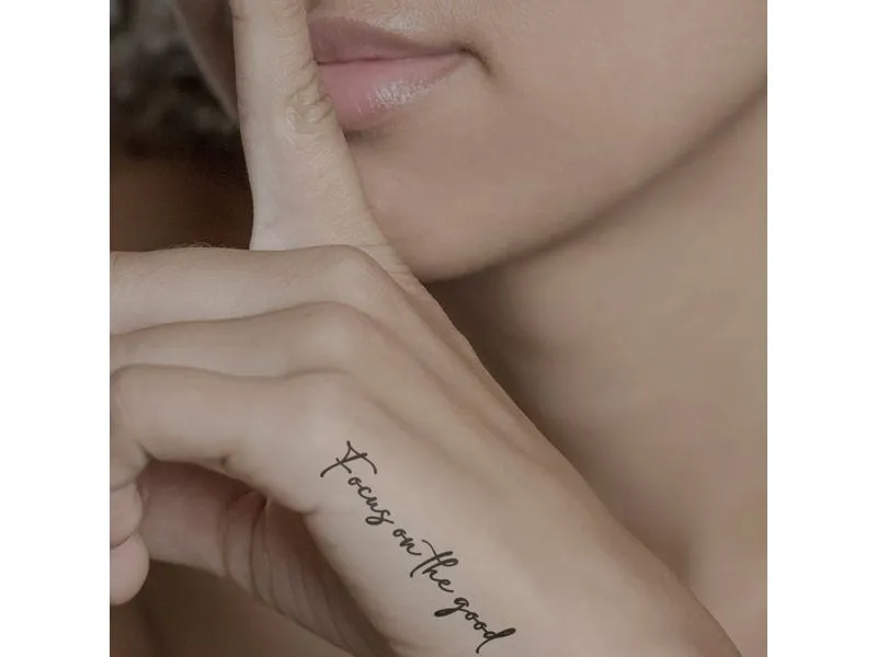 minink Tattoo Schrift Focus on the good Grösse: L (2.0 cm x 9.5 cm) minink Tattoo Schrift Focus on the good Grösse: L (2.0 cm x 9.5 cm)