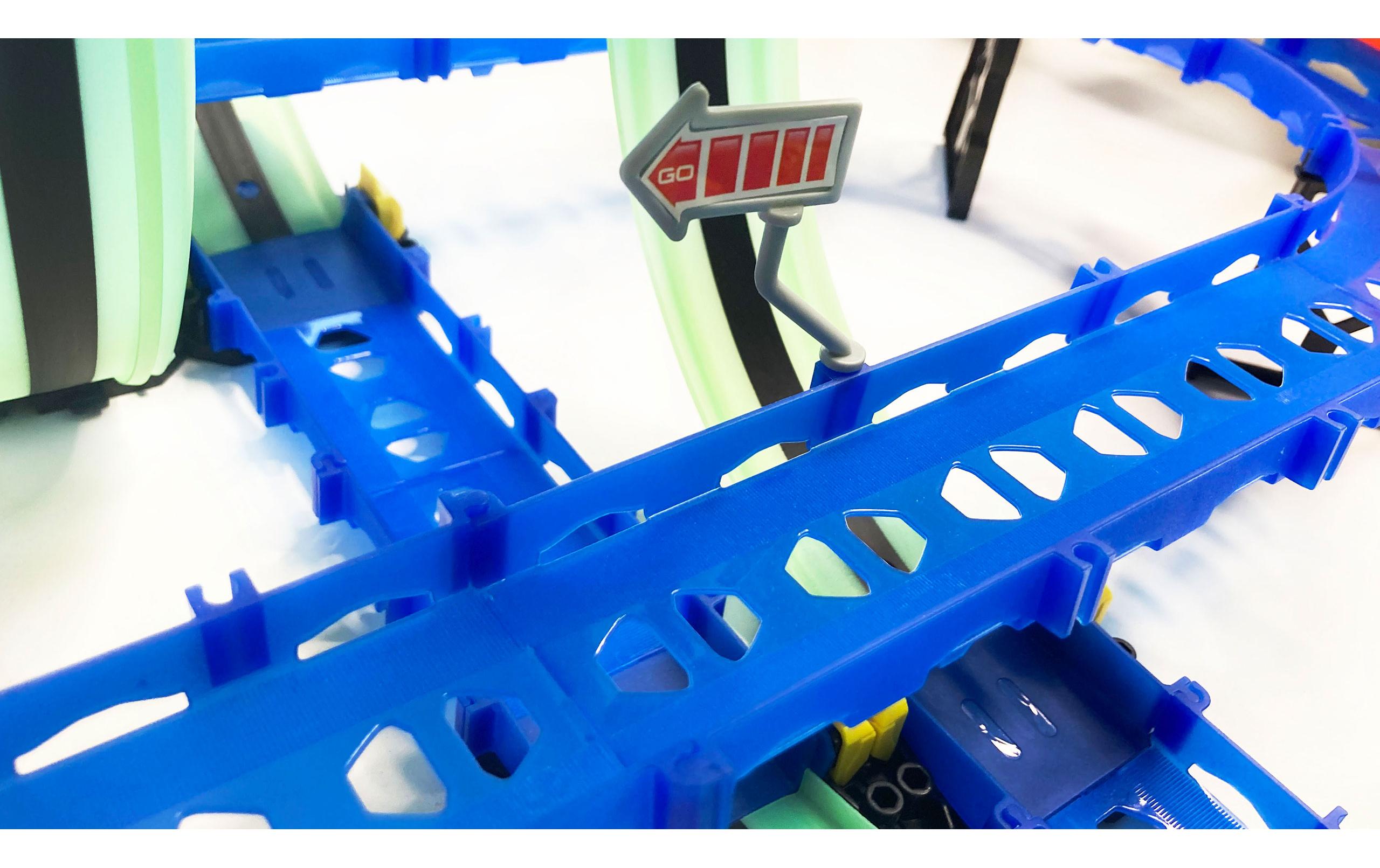 Amewi Magic Traxx Glow Rennbahn 113-teilig mit 2 Autos