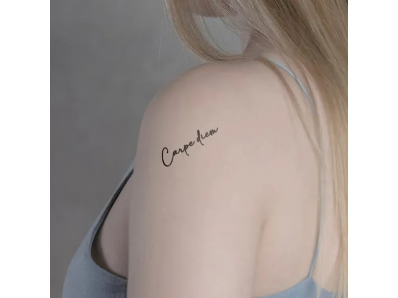 minink Tattoo Schrift Carpe diem Grösse: M (1.4 cm x 4.7 cm) minink Tattoo Schrift Carpe diem Grösse: M (1.4 cm x 4.7 cm)