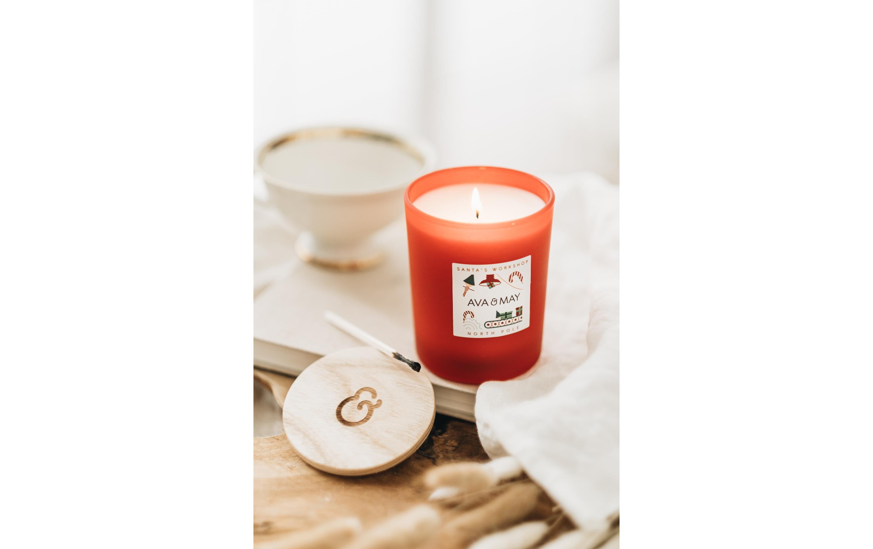 AVA & MAY Kerzenglas Santa's Workshop, Rot