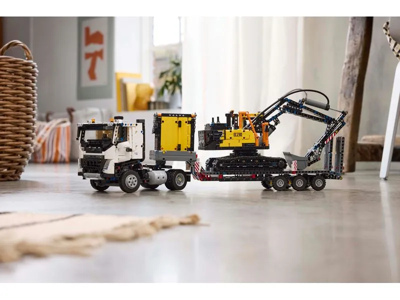 LEGO® Technic Volvo FMX LKW mit EC230 Electric Raupenbagger 42175