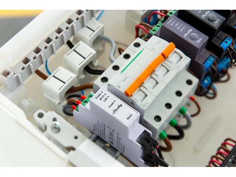 Shelly Hutschiene · Pro 3EM 120A v2 · WLAN · LAN · BT Shelly Hutschiene · Pro 3EM 120A v2 · WLAN · LAN · BT