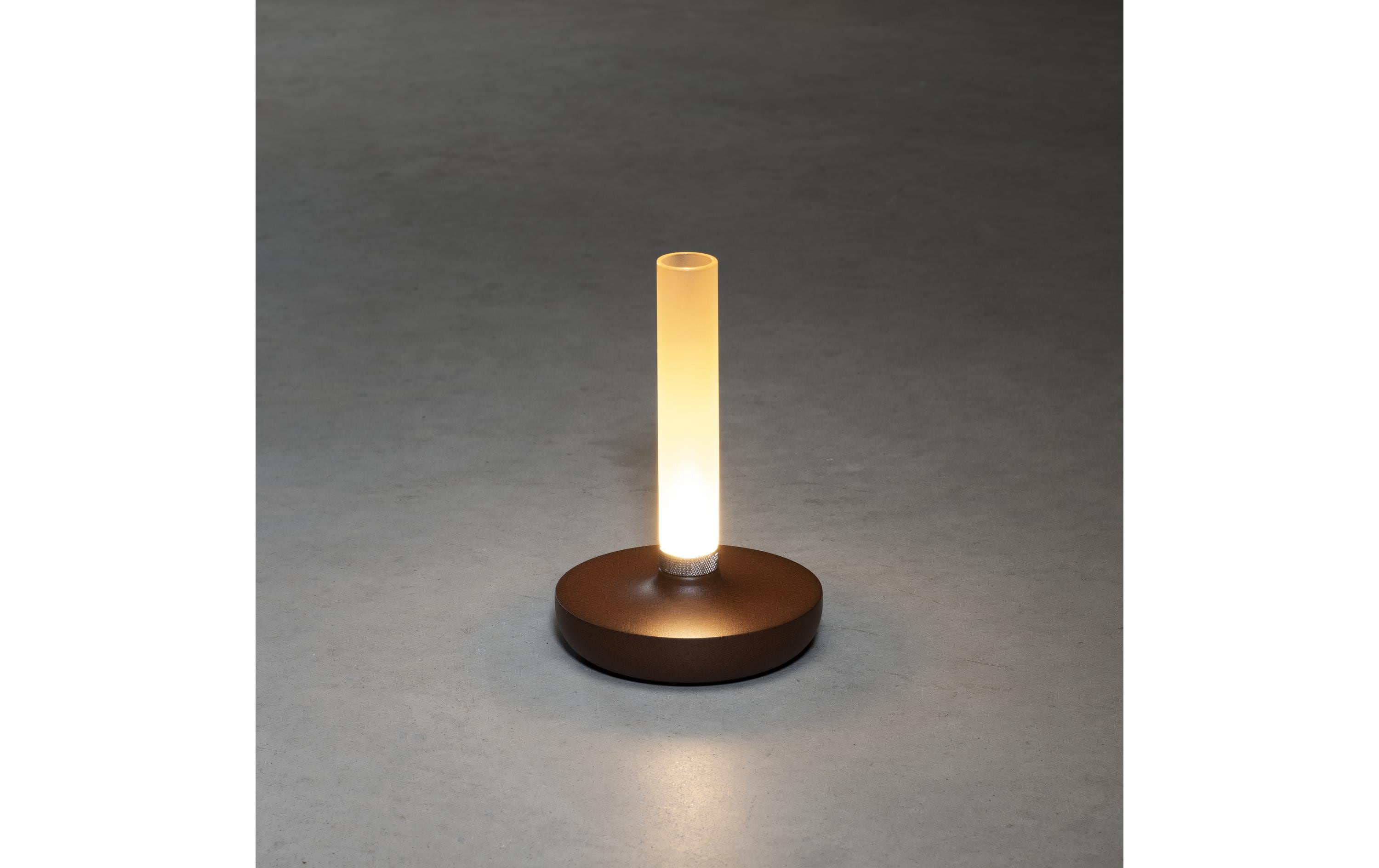 Konstsmide Akku-Tischleuchte USB Biarritz, 1800/ 3000/ 4000 K, Rost Konstsmide Akku-Tischleuchte USB Biarritz, 1800/ 3000/ 4000 K, Rost