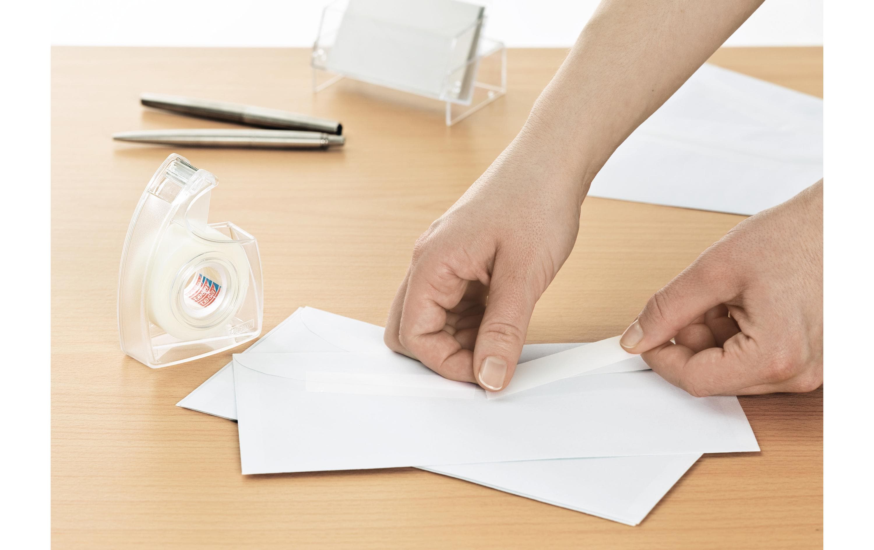 tesa Handabroller invisible 19 mm x 33 m, Transparent, 1 Rolle