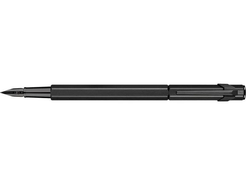 Caran d'Ache Füllfederhalter 849 Black Code 0.45 mm, Schwarz Caran d'Ache Füllfederhalter 849 Black Code 0.45 mm, Schwarz