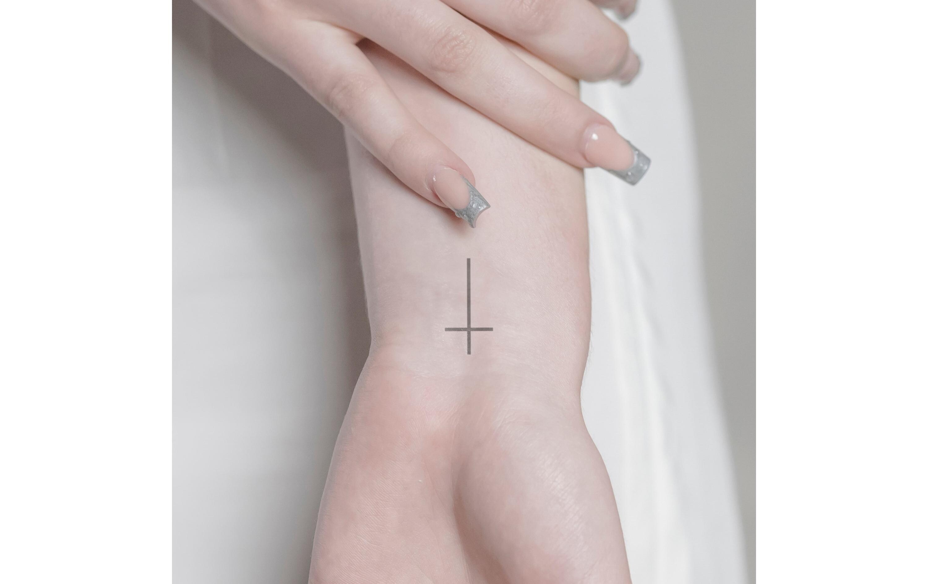 minink Tattoo kleines Kreuz Grösse: S (2.0 cm x 4.0 cm)