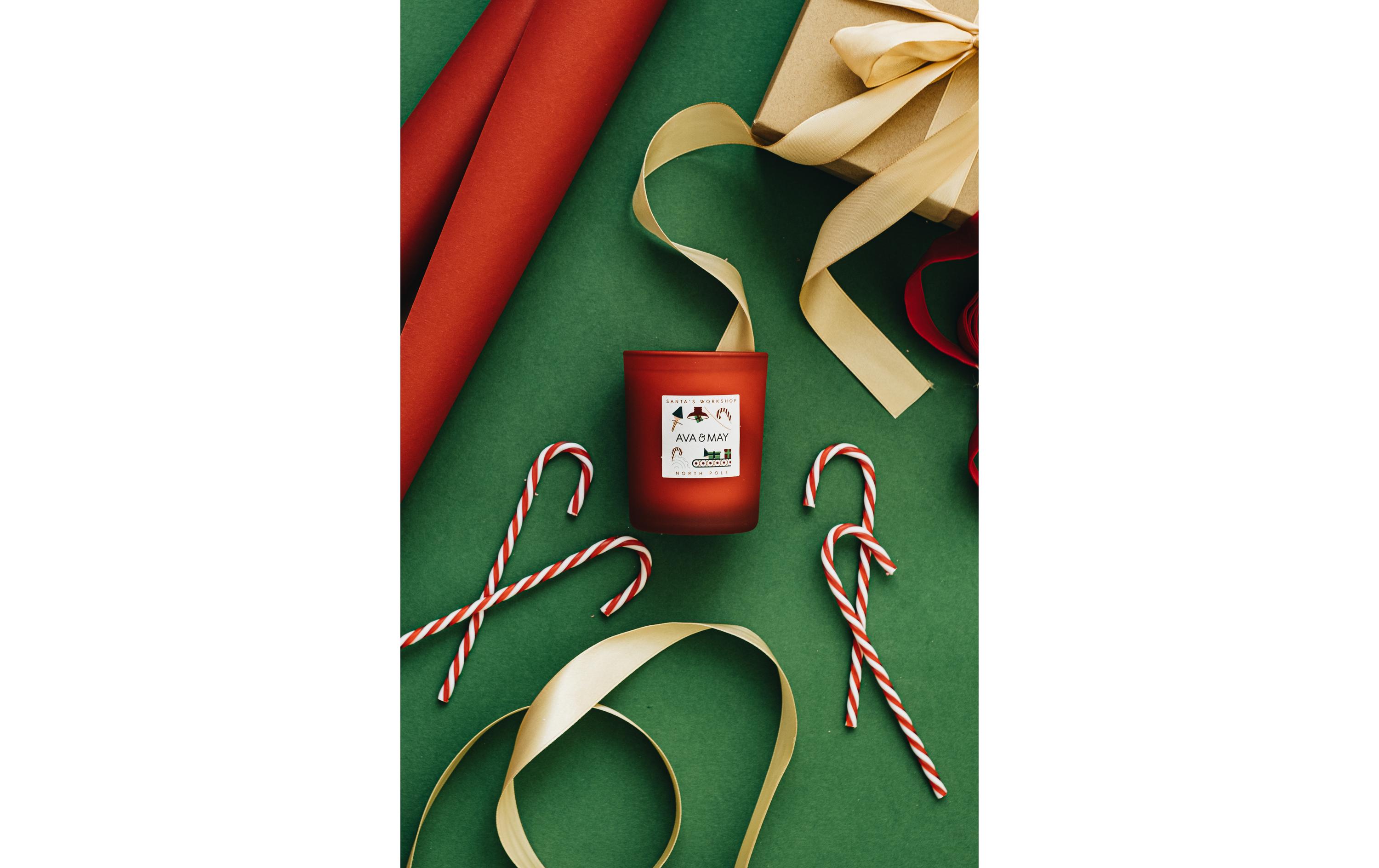 AVA & MAY Kerzenglas Santa's Workshop, Rot