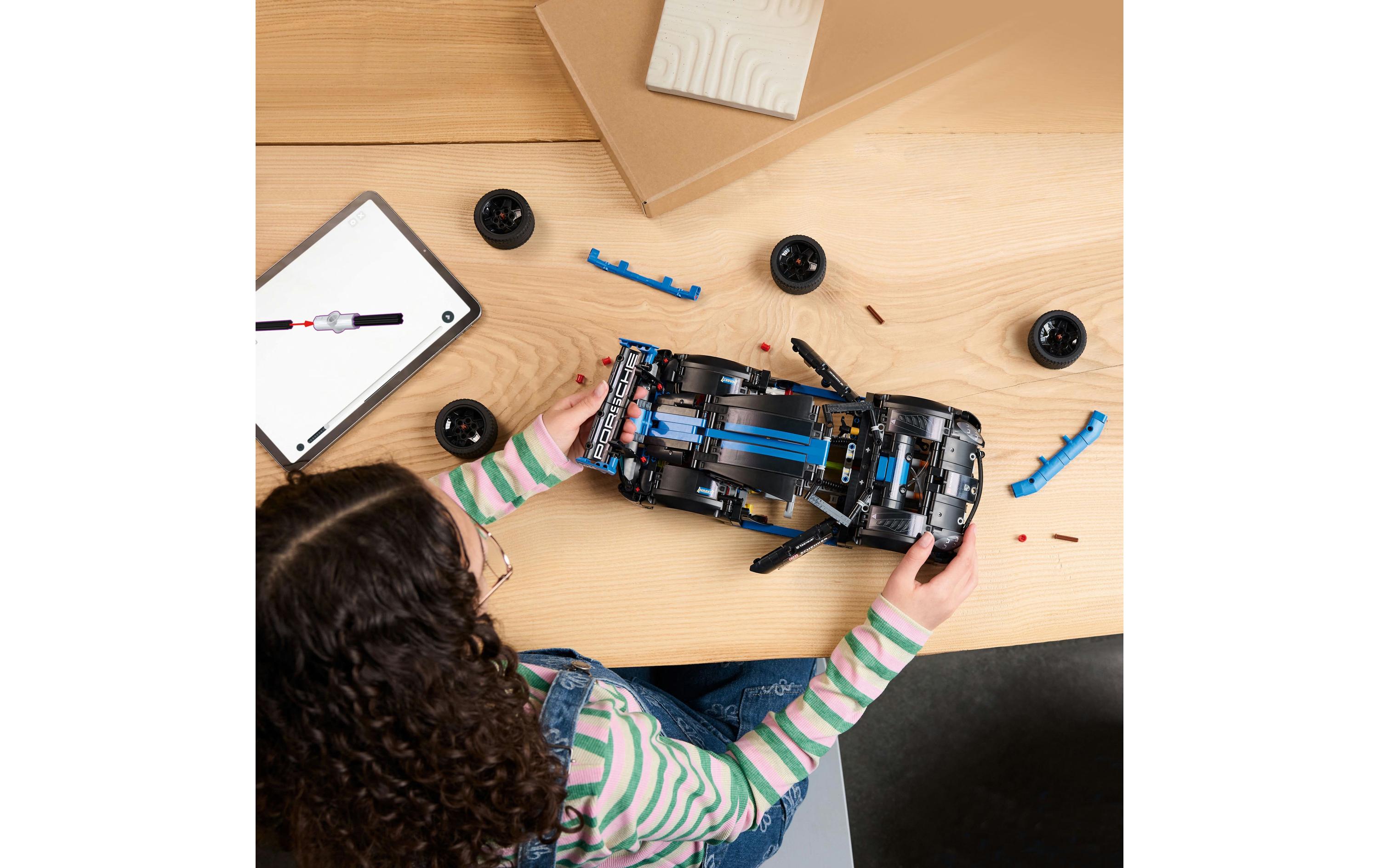 LEGO® Technic Porsche GT4 e-Performance Rennwagen 42176