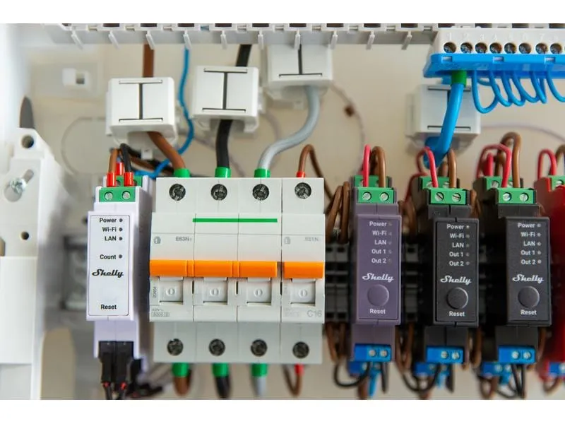 Shelly Hutschiene · Pro 3EM 120A v2 · WLAN · LAN · BT Shelly Hutschiene · Pro 3EM 120A v2 · WLAN · LAN · BT