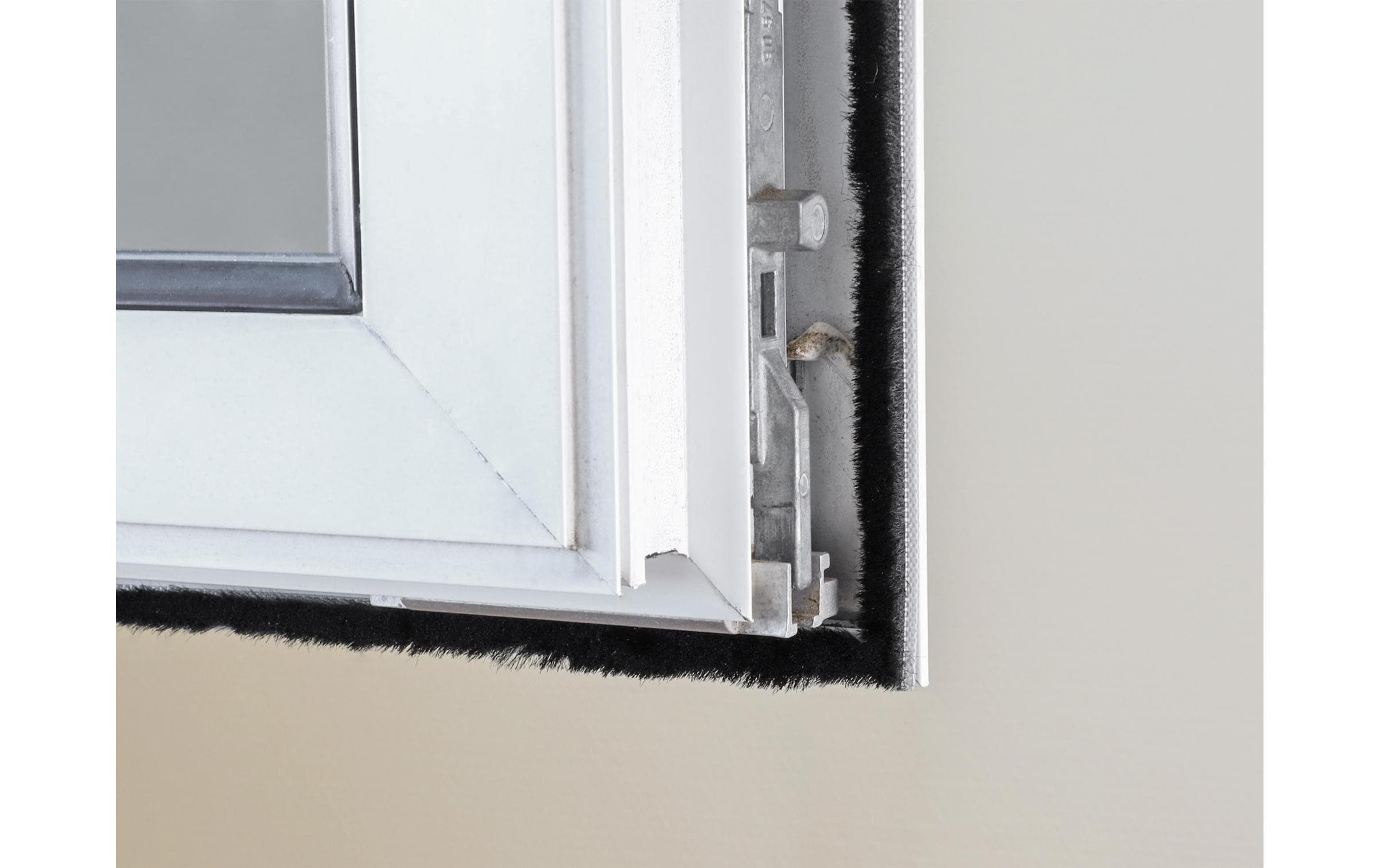 Delock Bürstenstreifen selbstklebend schwarz, 8mm - 5m