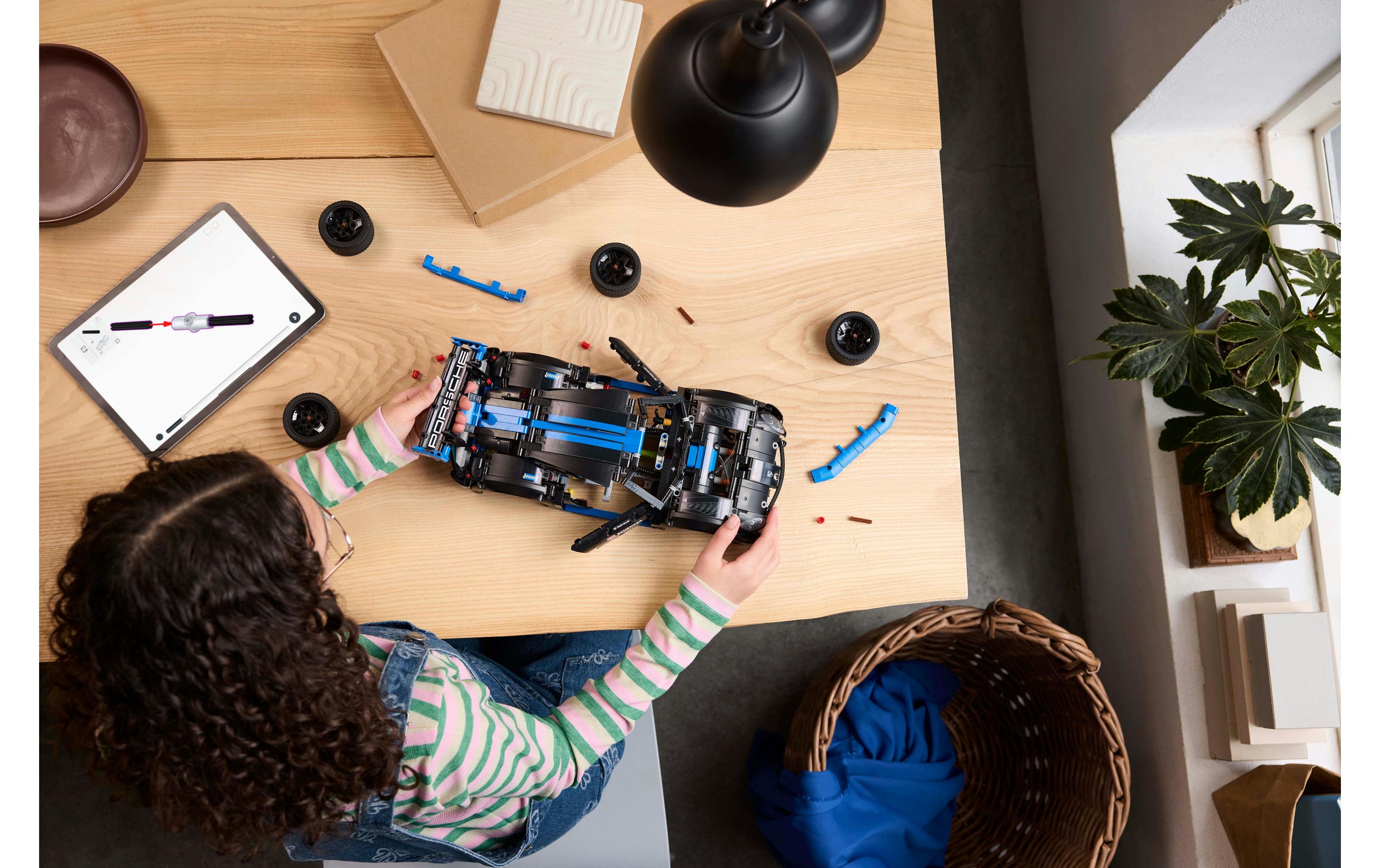 LEGO® Technic Porsche GT4 e-Performance Rennwagen 42176