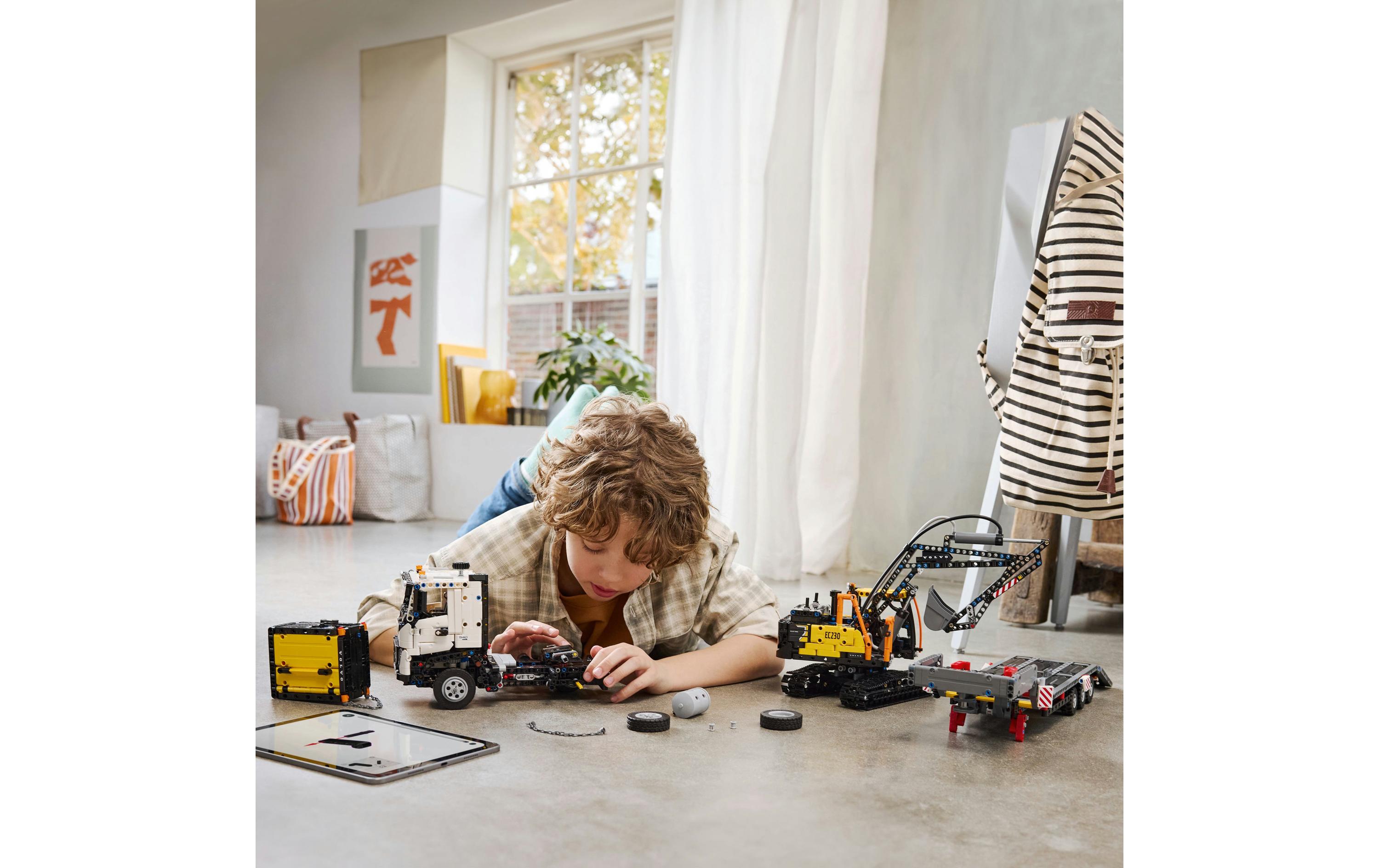 LEGO® Technic Volvo FMX LKW mit EC230 Electric Raupenbagger 42175