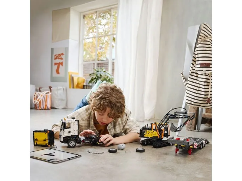 LEGO® Technic Volvo FMX LKW mit EC230 Electric Raupenbagger 42175