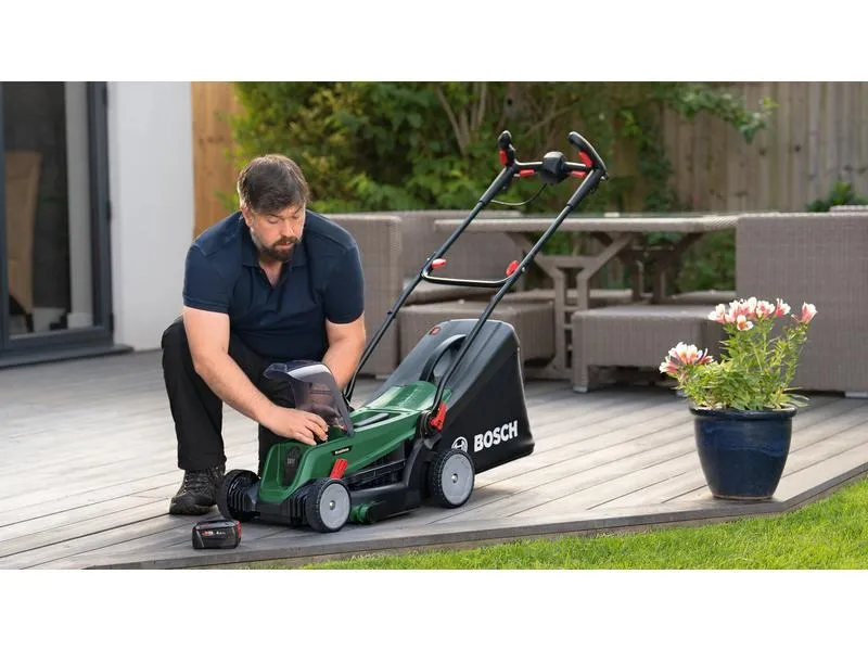Bosch Akku-Rasenmäher UniversalRotak 2x18V-37-550 Solo Bosch Akku-Rasenmäher UniversalRotak 2x18V-37-550 Solo