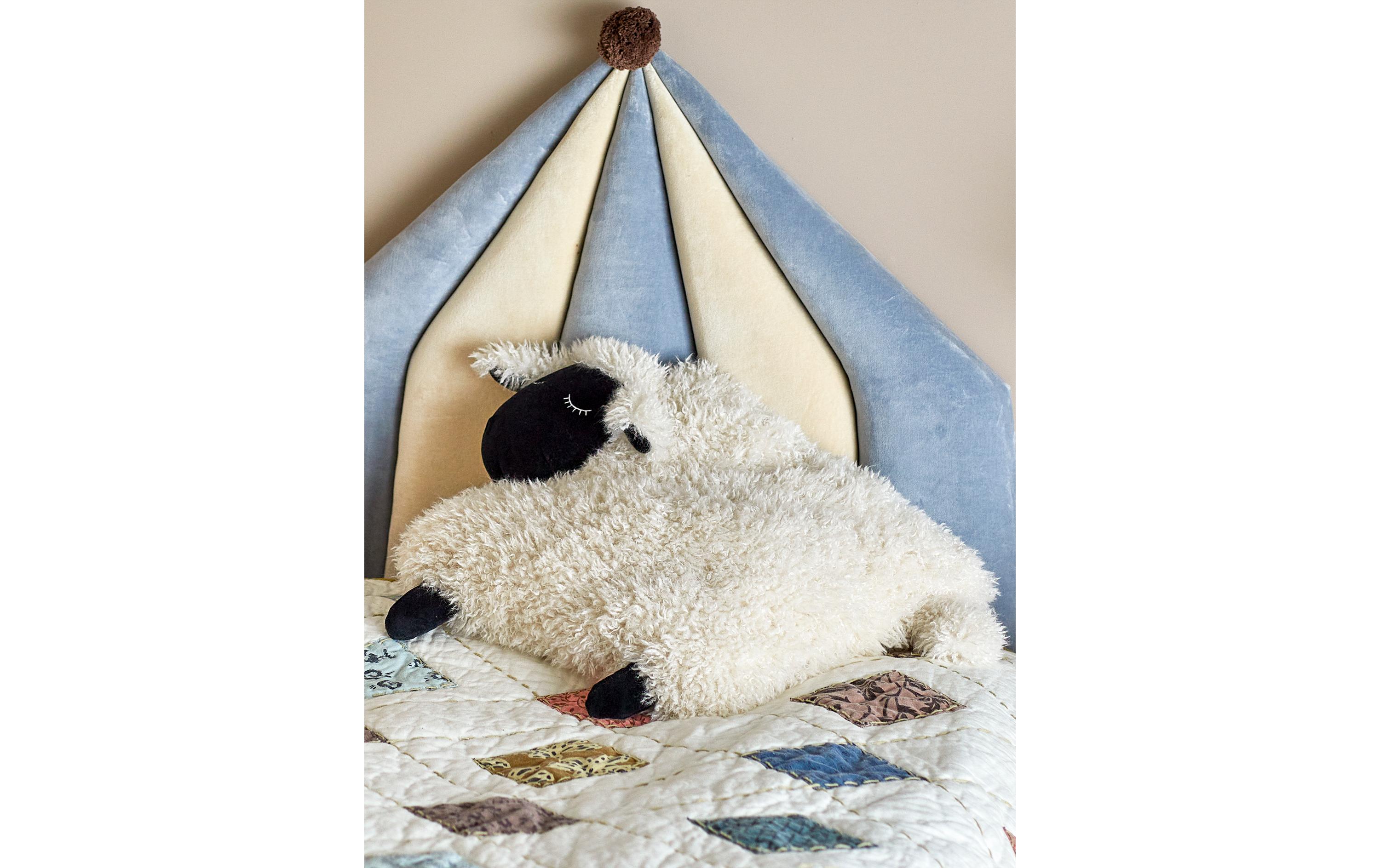 Bloomingville Kissen Dolly mit Füllung Schaf, Weiss