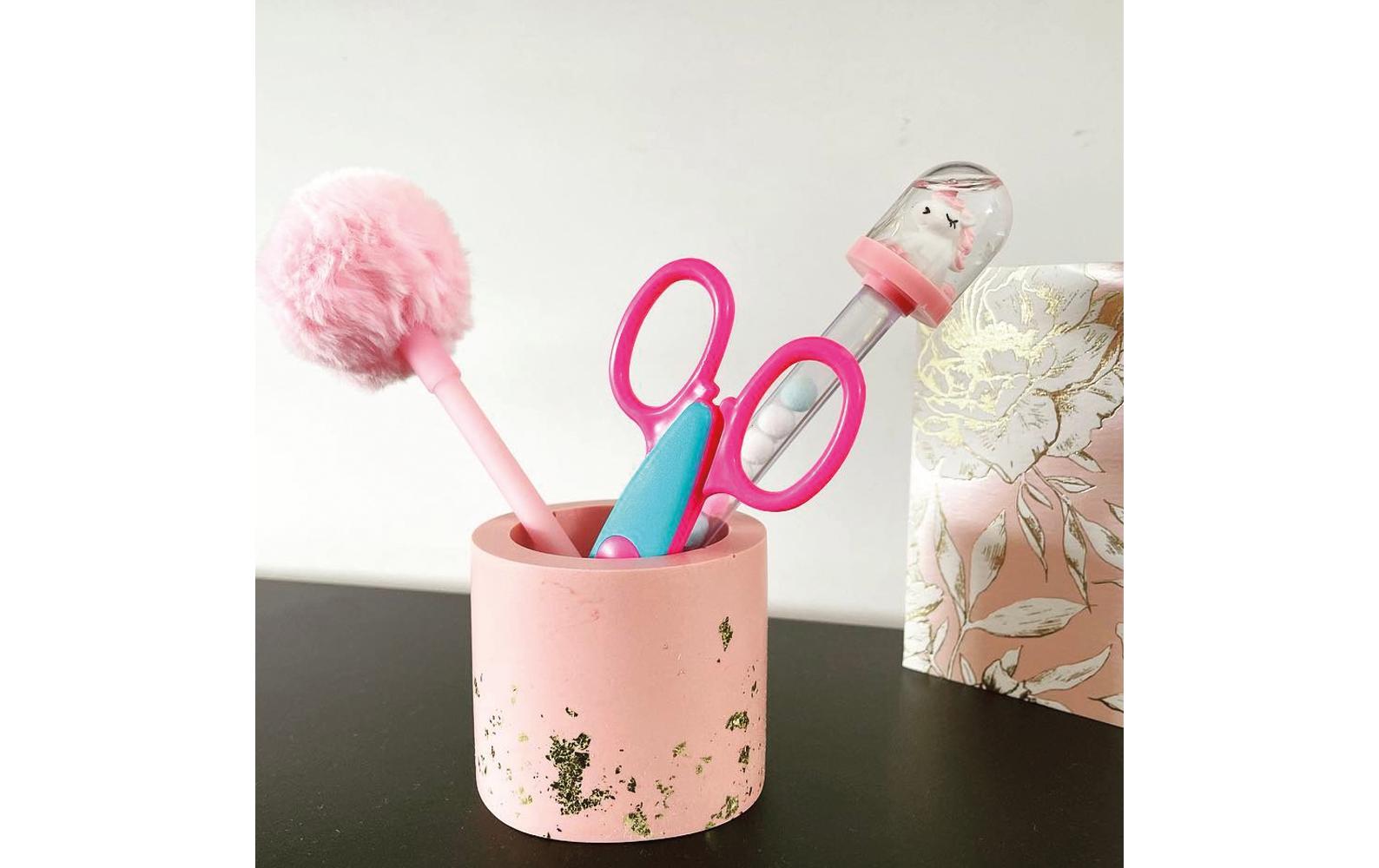 Jesmonite Giessform Becher rund, Ø 8.3 cm, Blau Jesmonite Giessform Becher rund, Ø 8.3 cm, Blau