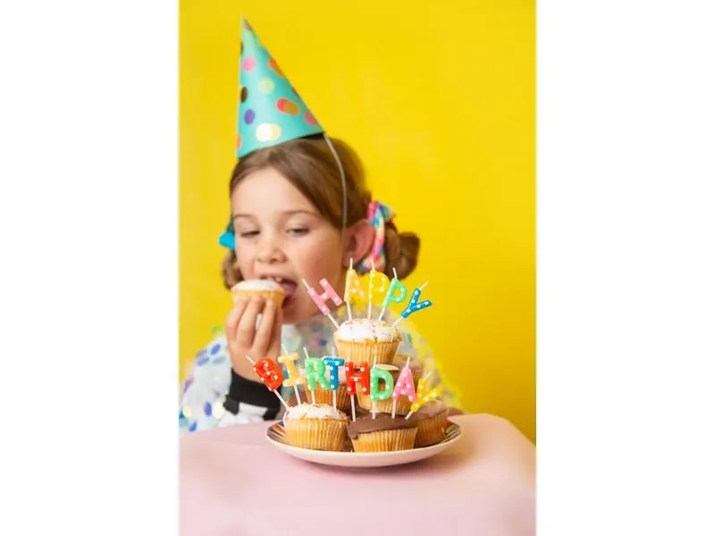 Partydeco Kerze Happy Birthday 2.5 cm, Mehrfarbig Partydeco Kerze Happy Birthday 2.5 cm, Mehrfarbig