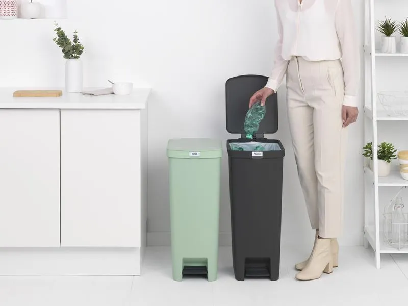 Brabantia Abfalleimer StepUp 40 l, Dunkelgrau