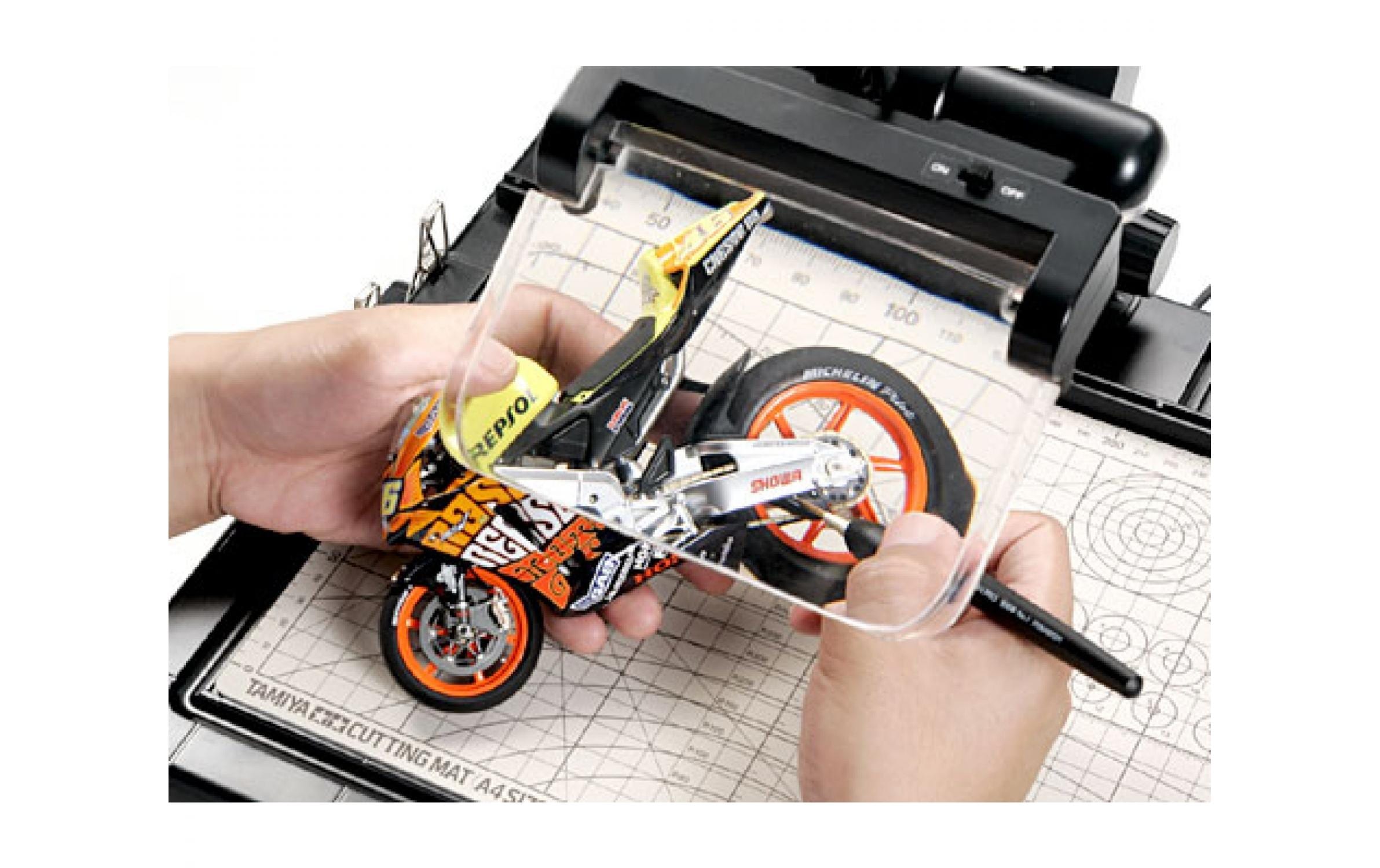 Tamiya Modellbau-Arbeitsstation mit Licht und Lupe Tamiya Modellbau-Arbeitsstation mit Licht und Lupe