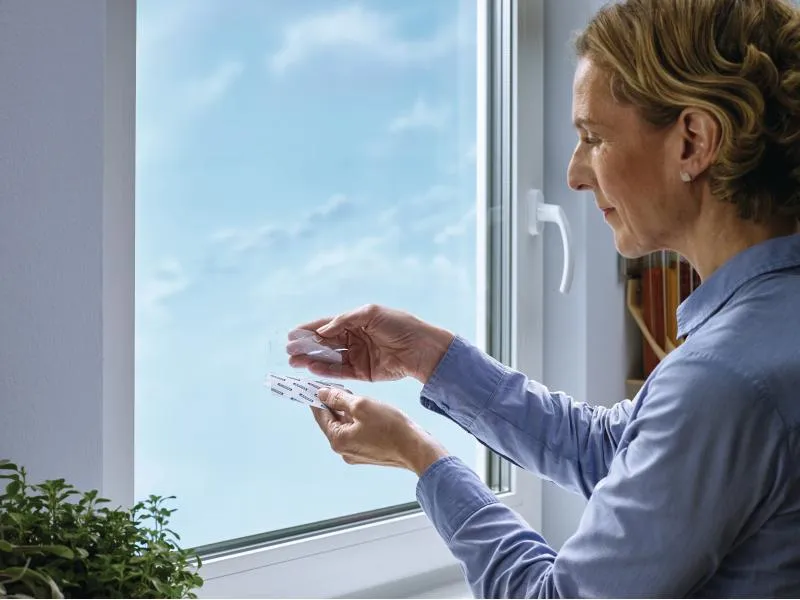 tesa Doppelseitige Klebepads für transparente Flächen tesa Doppelseitige Klebepads für transparente Flächen