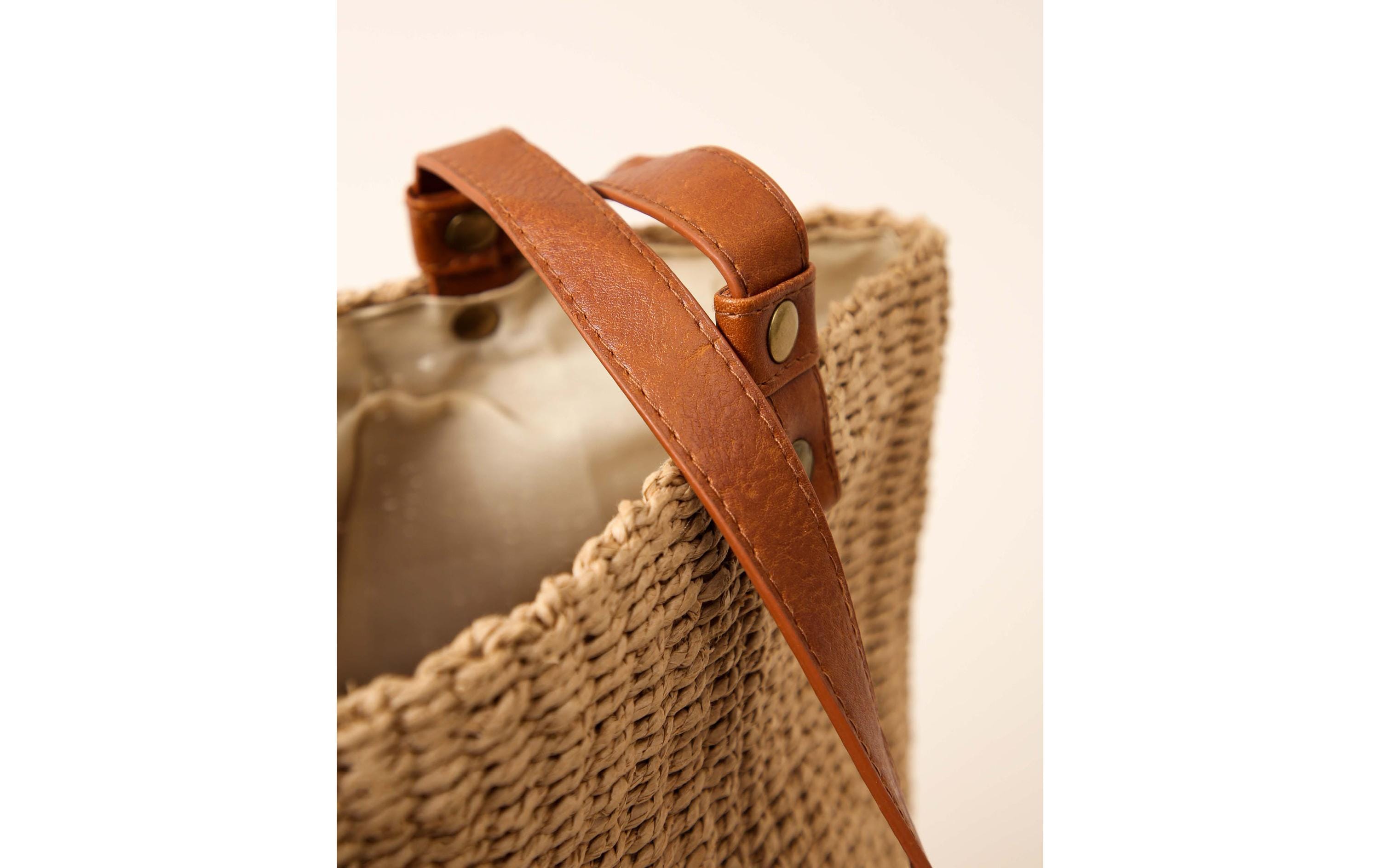 Esmée Schultertasche Braun, 42 x 36 cm