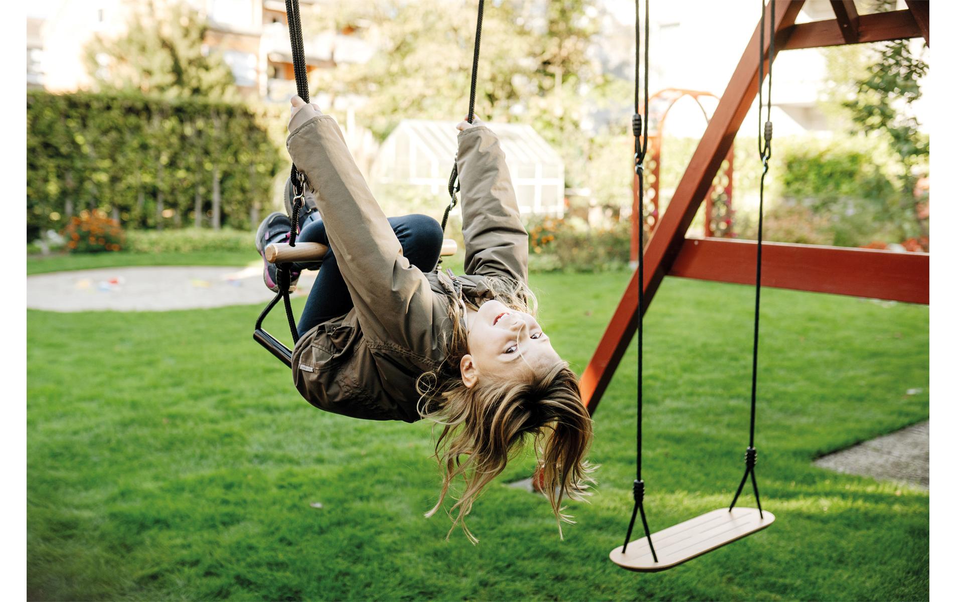 small foot Trapezschaukel mit Turnringen «Black Line» small foot Trapezschaukel mit Turnringen «Black Line»