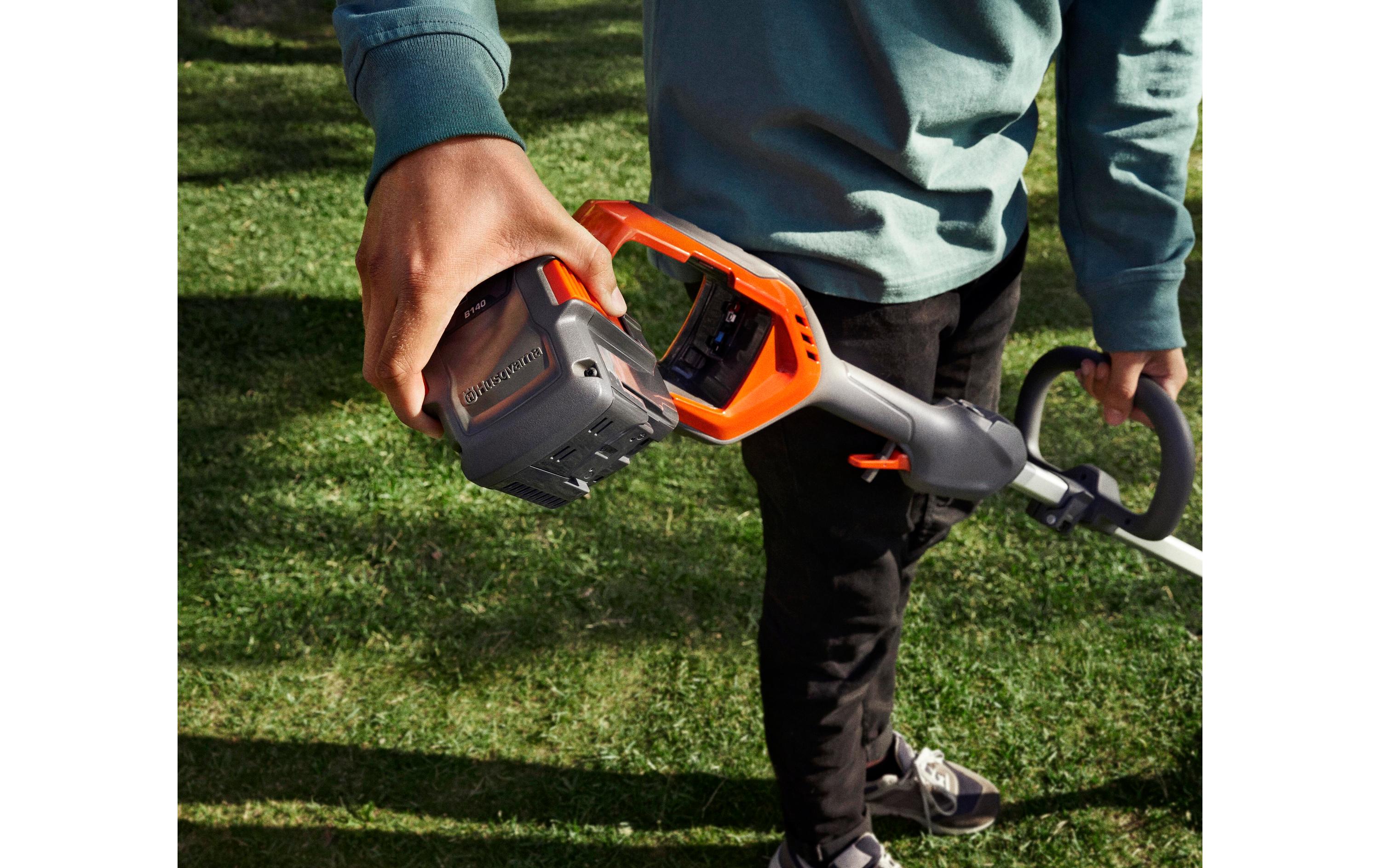 Husqvarna Akku-Rasentrimmer 215iL Kit, 4.0 Ah